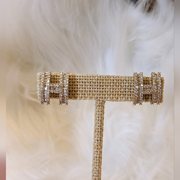NWOT Gold & Diamonds "H" Fashion Earrings - Picture 4 of 7